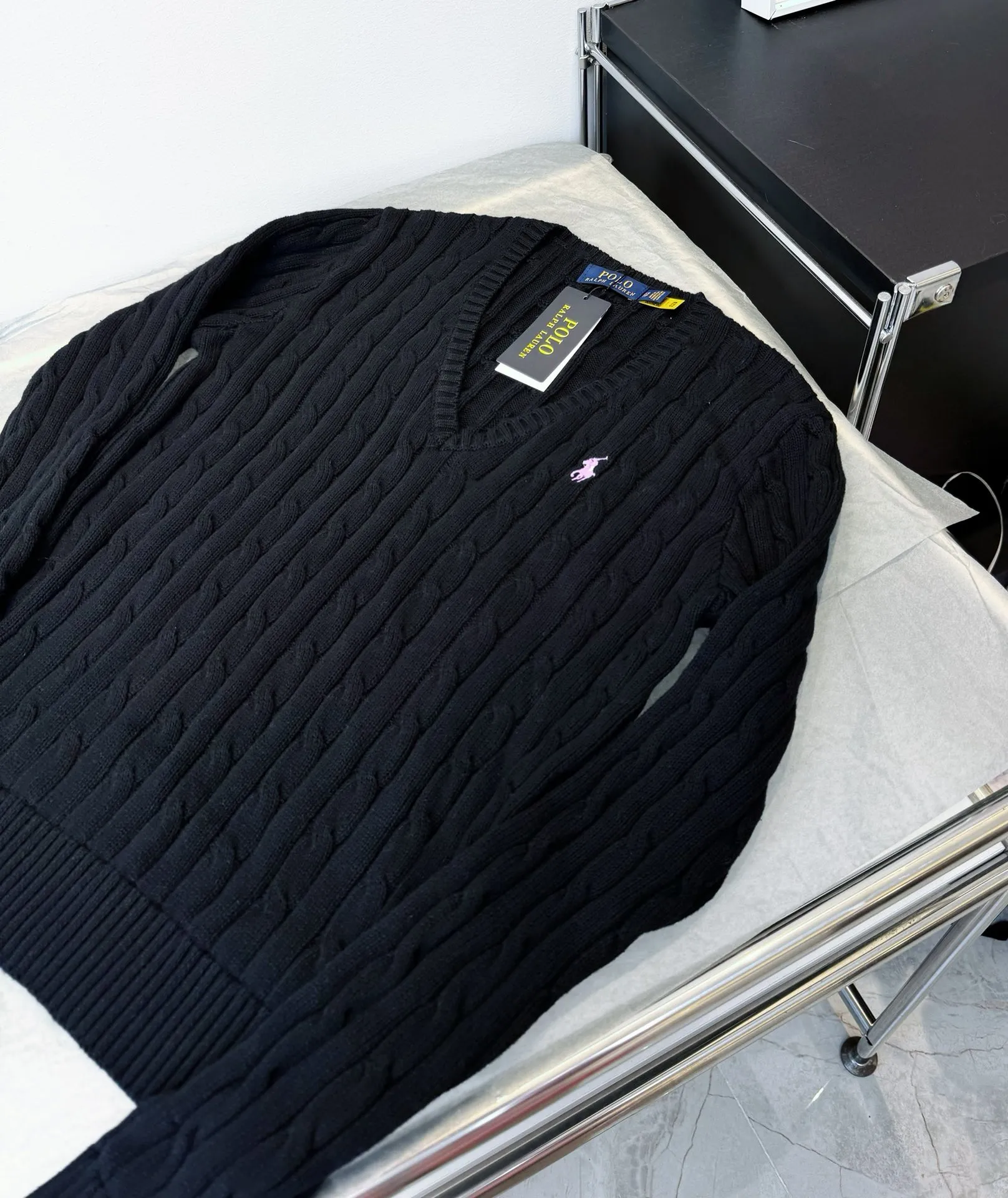 🅿️220 Style number: L04 (black) Ralph Lauren RL classic war horse logo embroidered cable pattern twist button V-neck knitted sweater on the chest, same style for men and women, 9 colors Color: beige, navy, black, chick yellow, sky blue, khaki, red, gray, purple Size: XSSML M Shoulder Width 36 Clothes Length 58 Bust 44 L Shoulder Width 37 Clothes Length 60 Bust 46 Soft and glutinous🧶🫶The style is a very classic cable sweater American retro college style Perfect hand comfort. It is a must-have item for spring, autumn and winter wardrobes. It looks great when worn alone or layered as an inner wear. High-density LOGO embroidery on the chest, and original customization of tag accessories. Made of pure cotton yarn 🧶 blended with wool, pure cotton is skin-friendly and comfortable, small label war horse embroidered twist turtleneck sweater 🐎 high quality. Follow the blogger to learn how to wear it! Let’s get a Ralph Lauren cable sweater. It’s a super hard-to-find series after it became popular. It’s hard to find one on the official website. It’s simple and practical to wear, with a lazy and loose feel. The thickened fabric has a more texture, soft and delicate feel, and a loose fit. Whether worn alone or layered, you can wear different styles of fashion with just one piece. ⚠️Contains wool products🦙 Pay attention to the washing method to avoid shrinkage
